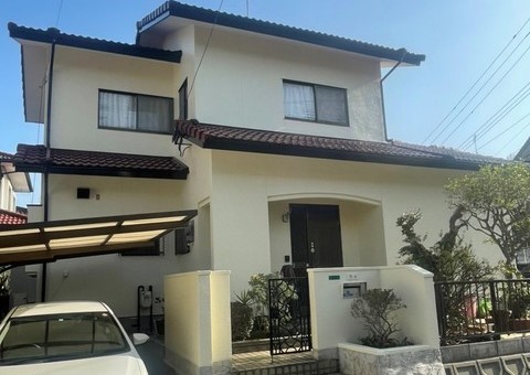 福岡県筑紫野市二日市北のS様邸でセラミックシリコンとシリコンベストを使用して外壁・屋根塗装工事を行いました。3/19完成です。【ホームページより】