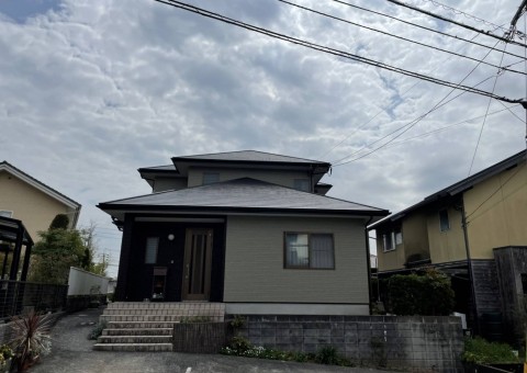 福岡県小郡市希みが丘のF様邸で外壁にシリコンレボ1000、屋根にスーパー遮熱サーモSIを使用して塗装工事を行いました。3/30完成です。【ホームページより】