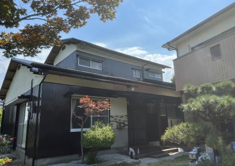 福岡県筑紫野市針摺東のN様邸で屋根は遮熱エシカルプロクールSI、外壁はピュアピュアシリコンを使用して塗装工事を行いました。5/29完成です。【ホームページより】