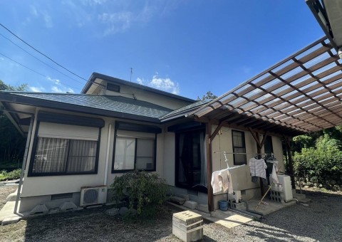 福岡県朝倉市長田のY様邸でサビや汚れに悩まされていた屋根を綺麗に塗装して木部の塗装も行いました。8/18完成です。【ホームページより】