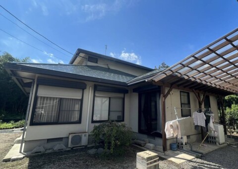 福岡県朝倉市長田のY様邸で屋根にスーパー遮熱サーモSI、木部にキシラデコールを使用して塗装を行いました。8月18日完成です。【ホームページより】