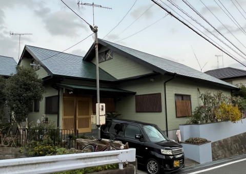 福岡県筑紫野市原のW様邸で外壁をクリーム系から淡いグリーンで塗装し屋根は新築時を再現する塗装に仕上げました。12/5完成です。【お客様からの紹介より】
