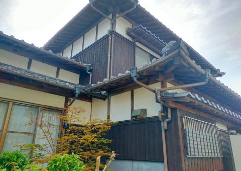 福岡県古賀市舞の里のA様邸で木部の塗装を中心に外壁の塗替えや補修作業、鉄部の塗装を行いました。4/13完成です。【ホームページより】