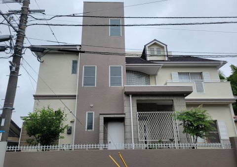福岡県福岡市東区香椎のK様邸でひび割れや一部腐食の補修を行いながら外壁を塗り替えました。5/30完成です。【ホームページより】