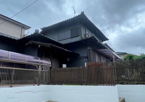 福岡県太宰府市水城のH様邸で上質なフッ素塗料を使用して外壁塗装と屋根の漆喰補修工事を行いました。7/8完成です。【ホームページより】