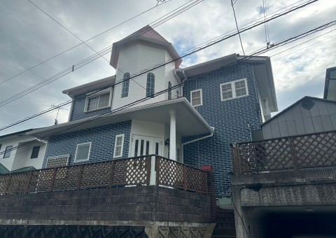 福岡県太宰府市三条のI様邸で耐久性抜群の無機塗料を使用して外壁と屋根の塗装工事を行いました。9/26完成です。【ホームページより】