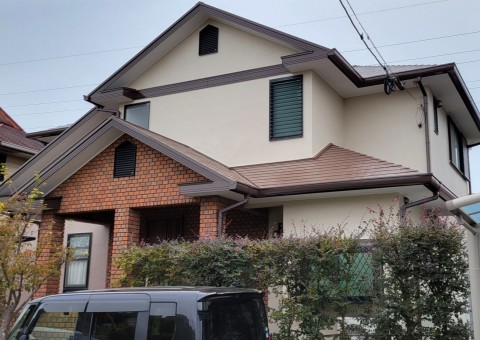福岡県古賀市舞の里のT様邸で経年劣化により傷んだ外壁を塗り替えひび割れを起こしている幕板を補修しつつ屋根も含めた全体を高耐久塗料で仕上げました。10/11完成です。【HPより】