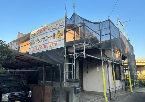 福岡県太宰府市吉松のT様邸で全体的に色褪せやチョーキングなどで傷んでしまった外壁の塗装と合わせて屋根や付帯部も新築時を思い出すような塗装に仕上げました。11/18完成です。【HPより】
