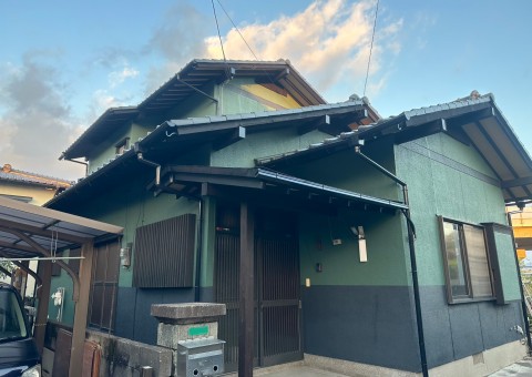 福岡県太宰府市吉松のT様邸で外壁はピュアピュアシリコンで塗装し、屋根は遮熱エシカルプロクールFを使用して塗装を仕上げました。11/18完成です。【HPより】