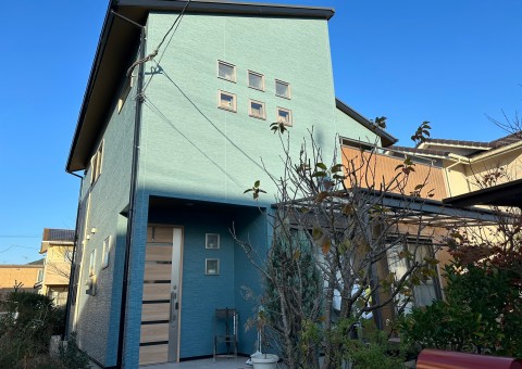 福岡県筑紫野市岡田のA様邸で屋根にはフッ素のエシカルプロクールF、外壁にはシリコンのピュアピュアシリコンを使用して塗り替えを行いました。12/2完成です。【ホームページより】