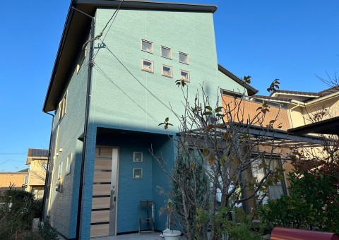 福岡県筑紫野市岡田のA様邸で屋根にはエシカルプロクールF、外壁にはピュアピュアシリコンを使用して塗り替えを行いました。12/2完成です。【ホームページより】