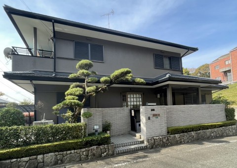 福岡県太宰府市五条のM様邸でタテイルαを使用した屋根外壁塗装工事を行いました。12/6完成です。【ホームページより】
