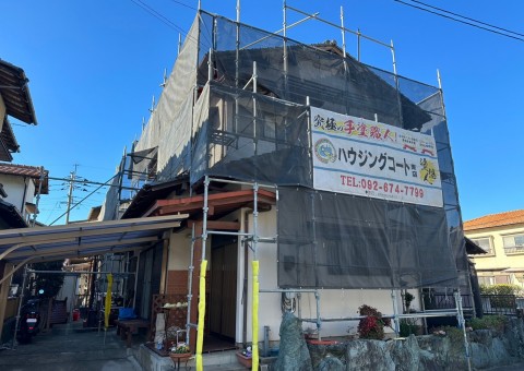福岡県古賀市米多比のO様邸でひび割れや塗膜の剥がれを起こした外壁を滑らかに補修し、サビ・コケ・腐食の症状も徹底的に処理を行って塗装を進めていきます。1/8着工です。【ホームページより】