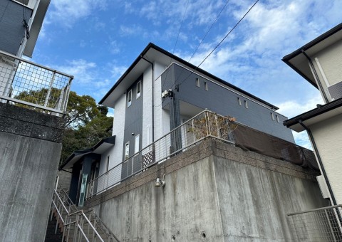 福岡県福岡市東区香住ケ丘のA様邸でサイディングの割れやコーキングの剥落を起こしている外壁の補修を行いつつ、色褪せや汚れが発生している屋根と一緒に塗り替えを行いました。1/27完成です。【ホームページより】