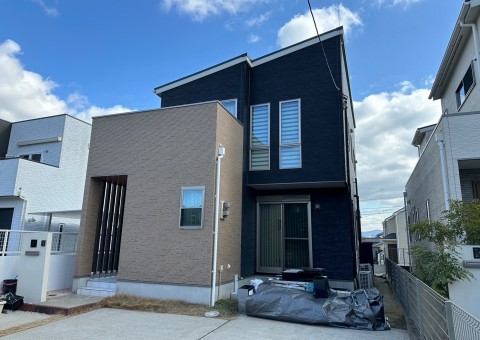 福岡県太宰府市都府楼南のT様邸で屋根外壁共にエシカルプロクールFを使用し塗装工事を行いました。1/25完成です。【ホームページより】
