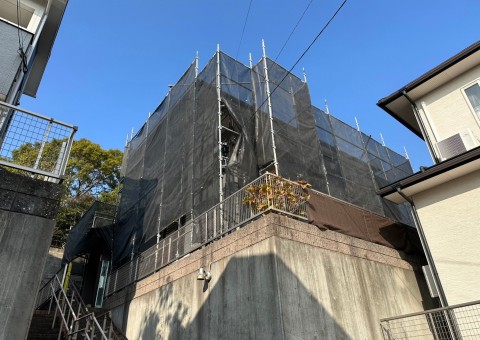 福岡県福岡市東区香住ケ丘のA様邸でサイディングの割れやコーキングの剥落を起こしている外壁の補修を行いつつ、色褪せや汚れが発生している屋根と一緒に塗り替えを行っています。1/6着工です。【ホームページより】