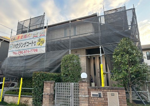 福岡県福岡市東区香椎台のN様邸で外壁にネオフレッシュティアラの多彩色塗料を吹き付けて塗装工事を行います。1/16着工です。【ホームページより】