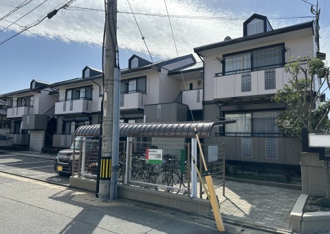 福岡県太宰府市観世音寺でM様ご所有のSアパート様を外壁ピュアピュアシリコン、屋根エシカルプロクールを使用して塗装を行いました。3/22完成です。【チラシより】