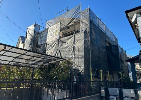 福岡県福岡市東区雁ノ巣のT様邸で汚れやコーキングの傷みが発生している外壁とサビが広がり色褪せてしまっている屋根を塗り替えていきます。2月17日着工です。【HPより】