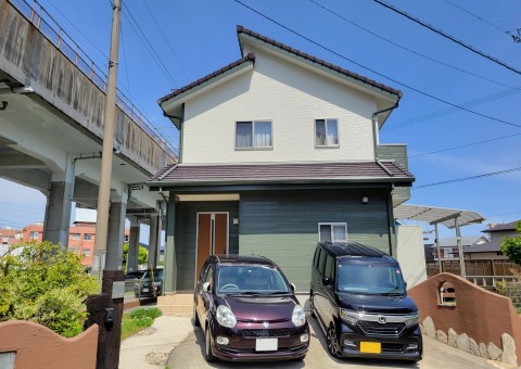 福岡県福岡市東区多の津のO様邸で痩せ・剥離を起こしているコーキングを打ち替え、補修跡や色褪せ、汚れ問題を解消する外壁塗装工事を行いました。4/10完成です。【HPより】