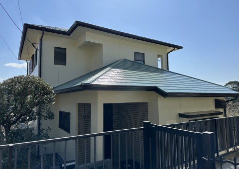 福岡県太宰府市三条のK様邸でチョーキングやコケが発生していた外壁と色褪せを起こしている屋根を塗り替えました。3/10完成です。【ホームページより】