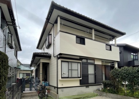 福岡県太宰府市高雄のO様邸でコーキングの割れを打ち替えで解消し、外壁をプレミアムシリコンで仕上げました。3/30完成です。【HPより】