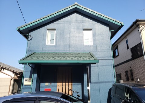福岡県福岡市東区和白東のK様邸で全体的に色褪せを起こしている外壁を元のブルーに塗装し付帯部は屋根に合わせたグリーン系でまとめたこだわりの配色で仕上げました。3/29完成です。【HPより】