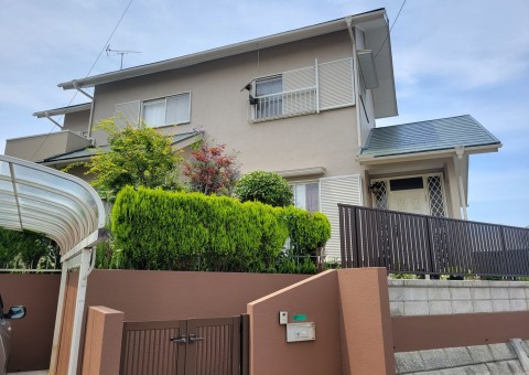 福岡県古賀市日吉のI様邸でサビを改善し進行を防いで色褪せた外壁と屋根を新築のように塗り替えました。6/5完成です。【HPより】