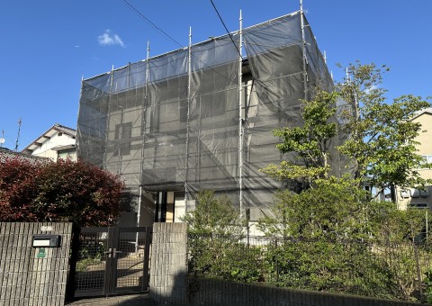 福岡県太宰府市青山のN様邸で経年劣化によるチョーキングやコーキングのひび割れを改善し、高い遮熱性のある塗料を使用した外壁・屋根塗装を行っていきます。4/24着工です。【チラシより】