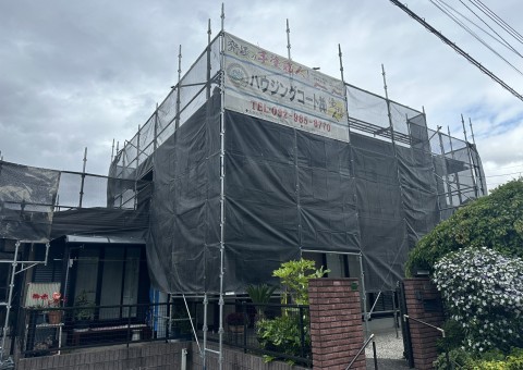 福岡県大野城市つつじヶ丘のU様邸で屋根・外壁ともにJIS認証を取得している本物のフッ素塗料、エシカルプロクールFを使用した塗装を行っています。5/8着工です。【HPより】