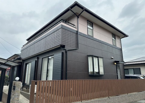 福岡県朝倉郡筑前町朝日のF様邸で屋根外壁共にタテイルαを使用した塗装工事を行いました。6/25完成です。【チラシより】