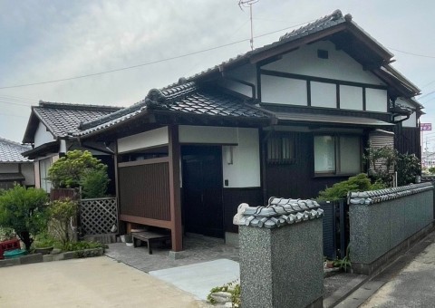 福岡県古賀市駅東のM様邸で気になる木壁部分の傷みや色褪せを改善し、外壁塗装がより長持ちするように仕上げました。5/20完成です。【チラシより】