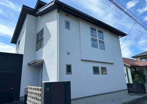福岡県古賀市筵内のO様邸で経年劣化により防水性が低下した外壁と屋根の塗装工事を行いました。10/9完成です。【HPより】