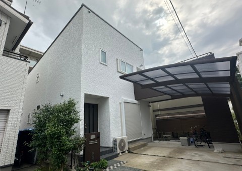 福岡県福岡市東区香住ケ丘のO様邸で劣化による色褪せやひび割れを修復し、美しさと耐久性を回復させる屋根・外壁の塗装工事を行いました。11/27完成です。【HPより】