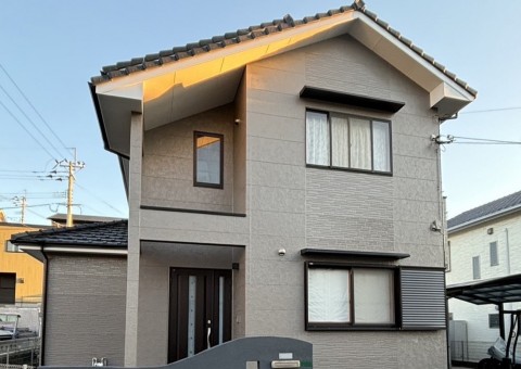 福岡県筑紫野市針摺東のS様邸で外壁の劣化が進んだサイディングとコーキングの補修・塗装工事を行いました。11/19完成です。【HPより】