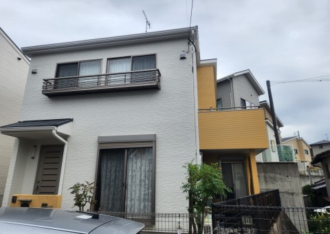 福岡県福岡市東区舞松原のM様邸で劣化が進みひび割れや色褪せが目立つ外壁と屋根の美観と耐久性を改善させる塗装工事と外壁張替工事を行いました。10/28完成です。【HPより】