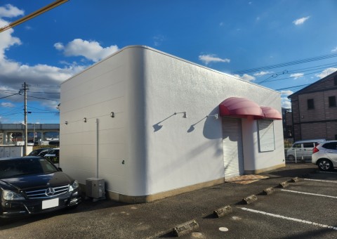 福岡県福岡市東区土井の店舗で屋根の錆びや外壁のひび割れを修繕！美観と耐久性を取り戻す塗装工事を行いました。12/6完成です。【HPより】