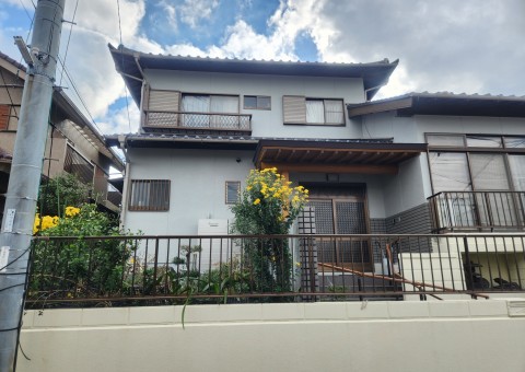 福岡県福岡市東区香椎駅東のN様邸で外壁のヒビ割れと汚れを丁寧に補修・塗装し、美観と耐久性を復活させる工事を行いました。12/5完成です。【HPより】