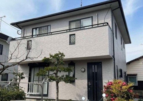 福岡県糟屋郡新宮町緑ケ浜のN様邸で外壁のチョーキング現象と屋根の色褪せを改善！耐久性と美観を取り戻す塗装工事を行いました！1/31完成です。【HPより】