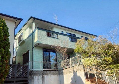 福岡県福岡市東区香住ケ丘のI様邸にて、コーキング劣化・屋根の汚れ・軒天のカビを修復し、美観と防水性を向上させる外壁・屋根塗装工事を行いました！3/27完成です。【HPより】