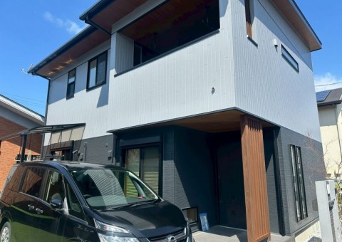 福岡県古賀市花見南のO様邸にて、外壁のコーキング劣化・カビ発生を補修し、美観と耐久性を向上させる外壁塗装工事を行いました！3/20完成です。【チラシより】
