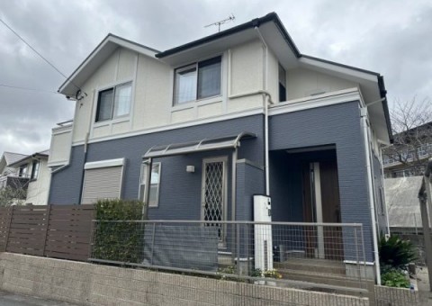 福岡県太宰府市高雄のＨ様邸にて、外壁の塗膜剥がれやシーリング劣化を修復し、美観と耐久性を向上させる外壁塗装・屋根塗装工事を行いました！3/5完成です。【HPより】
