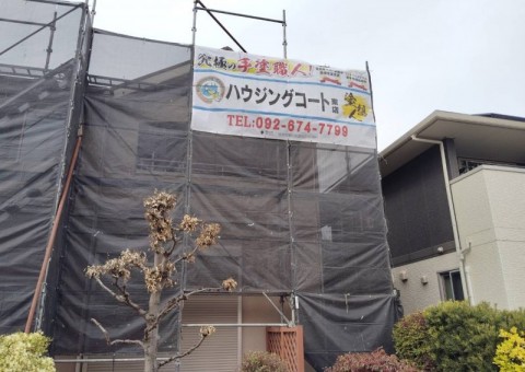 福岡県糟屋郡新宮町杜の宮のＫ様邸で外壁のヒビ割れや汚れ、屋根の色褪せを修復し、美観と耐久性を向上させる外壁・屋根塗装工事を行いました。4/24完成です。【HPより】