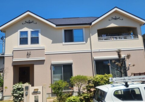 福岡県糟屋郡新宮町杜の宮のＫ様邸で外壁のヒビ割れや汚れ、屋根の色褪せを修復し、美観と耐久性を向上させる外壁・屋根塗装工事を行いました。4/24完成です。【HPより】
