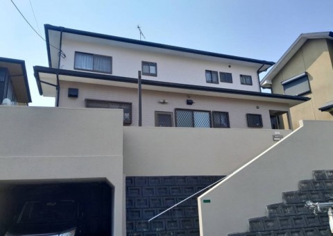 福岡県筑紫野市紫のH様邸でチョーキング現象や屋根・軒天の汚れを改善し、美観と耐久性を向上させる外壁・屋根塗装工事を行いました！3/21完成です。【HPより】