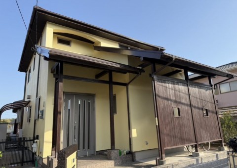 福岡県小郡市希みが丘のA様邸で外壁のヒビ割れ・チョーキング・苔汚れを補修し、屋根にはシーガード工法を施して耐久性を向上させる外装リフォームを実施しました！4/8完成です。【HPより】