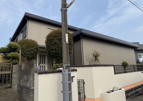 福岡県太宰府市五条のH様邸でチョーキング現象と屋根の劣化を修復！耐久性を向上させる外壁・屋根塗装工事を行いました。4/9完成です。【HPより】