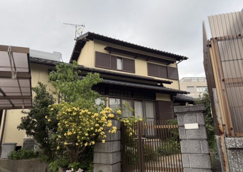 福岡県小郡市大保のN様邸で外壁のヒビ割れや木部の色褪せ、雨樋の劣化に対応する外壁・付帯部塗装工事を行いました。4/17完成です。【HPより】