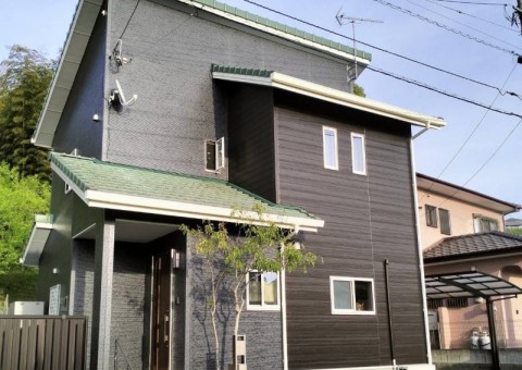 福岡県糟屋郡宇美町貴船のY様邸でコーキングのひび割れや外壁のカビ汚れを一新する外壁塗装とシーリング打ち替え工事を行いました。4/19完成です。【HPより】