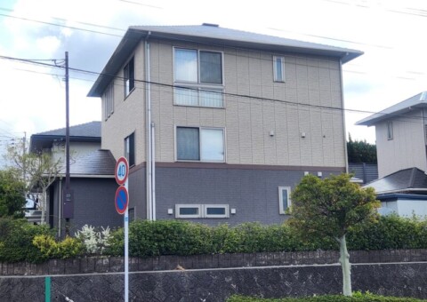 福岡県福津市桜川のO様邸で色褪せとコケが目立つスレート屋根を高圧洗浄＋防水塗装で美しく保護する工事を行いました。4/9完成です。【HPより】